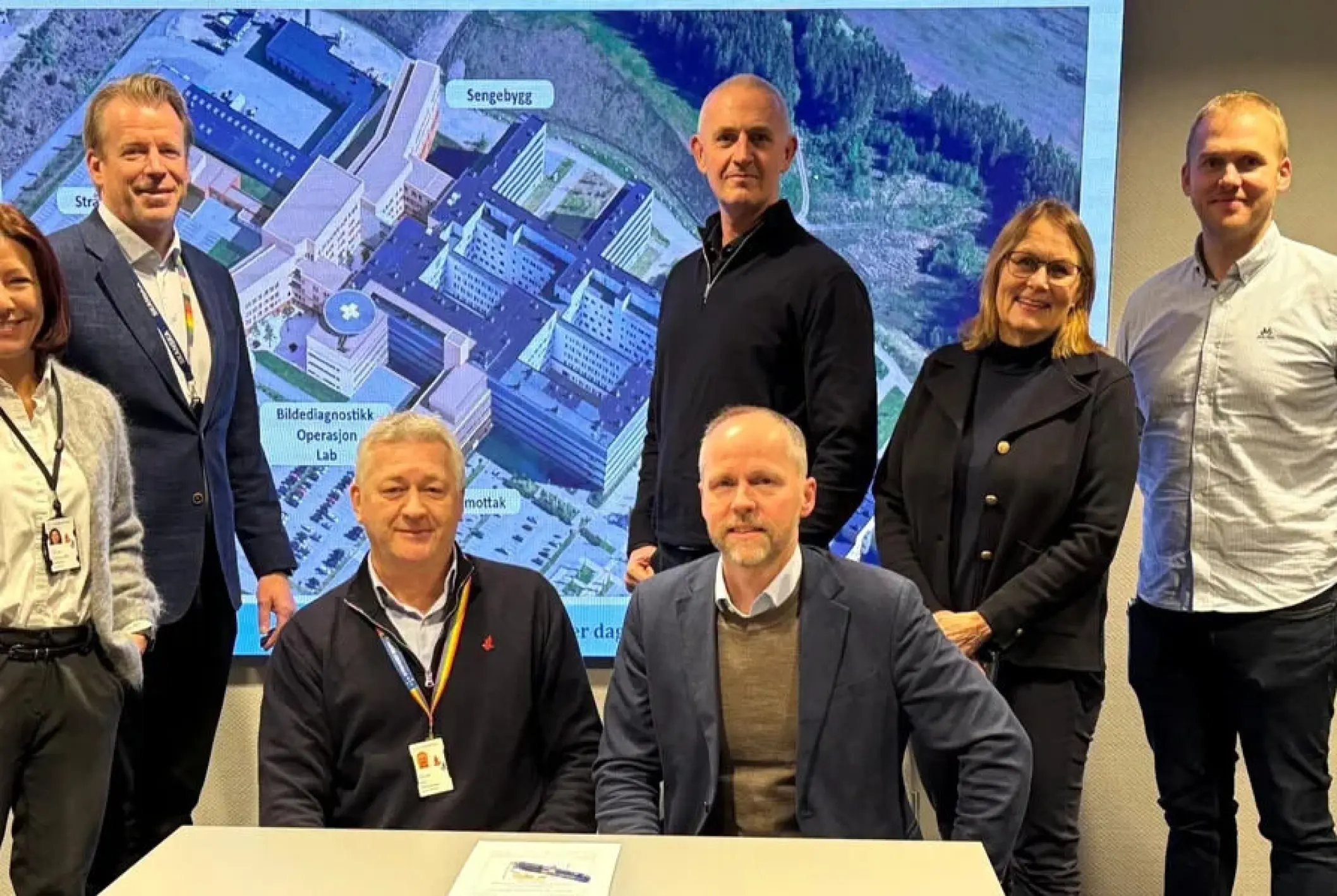 En gruppe mennesker som står rundt et bord