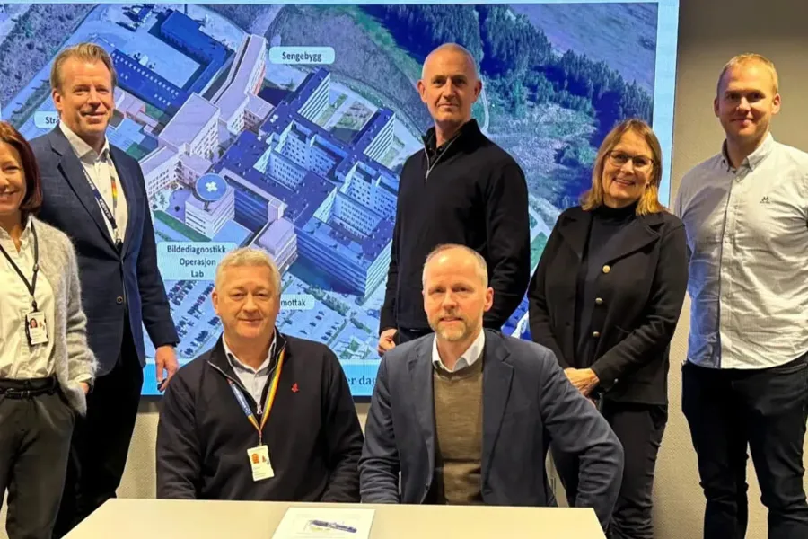 En gruppe mennesker som står rundt et bord