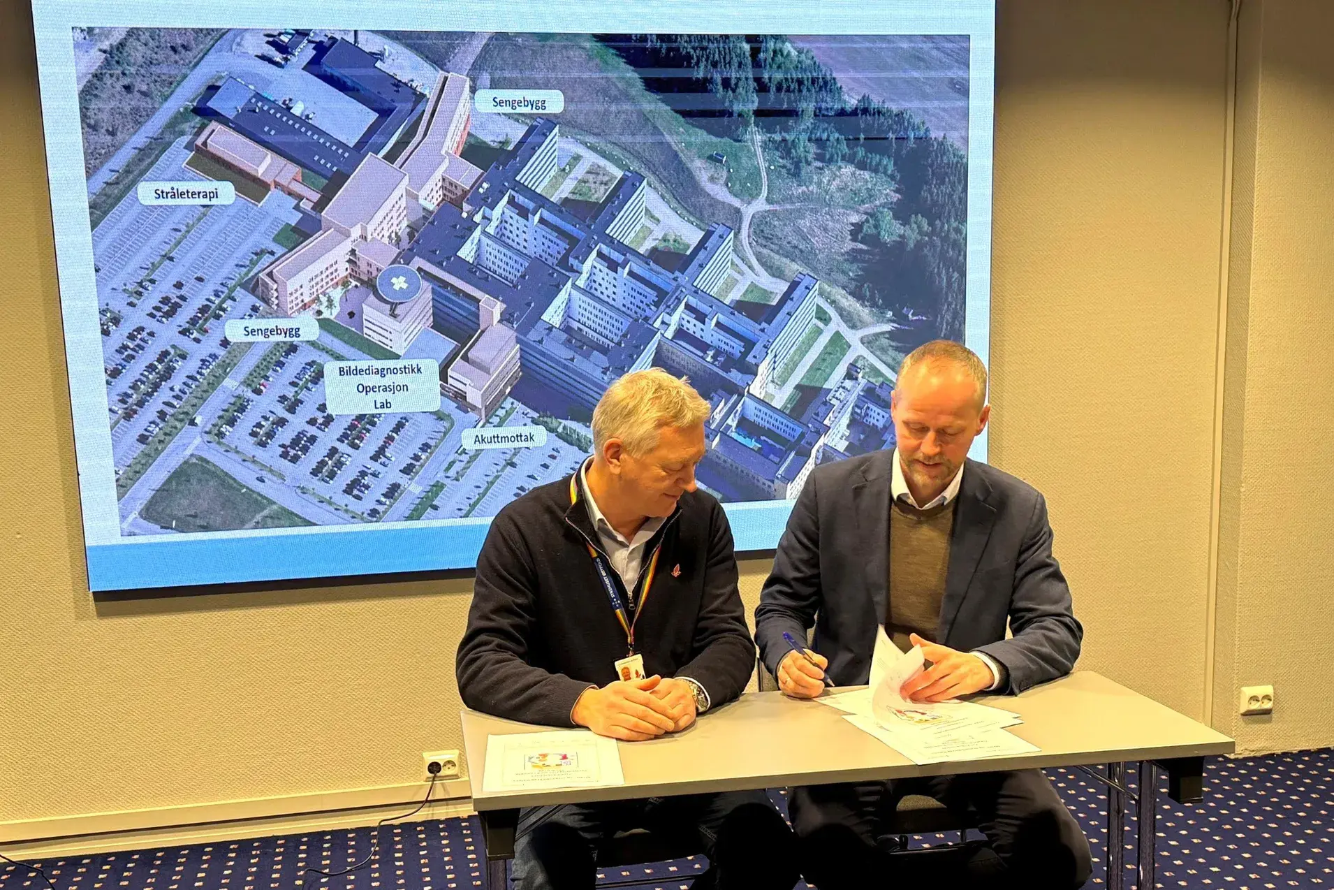 Menn som sitter ved et bord