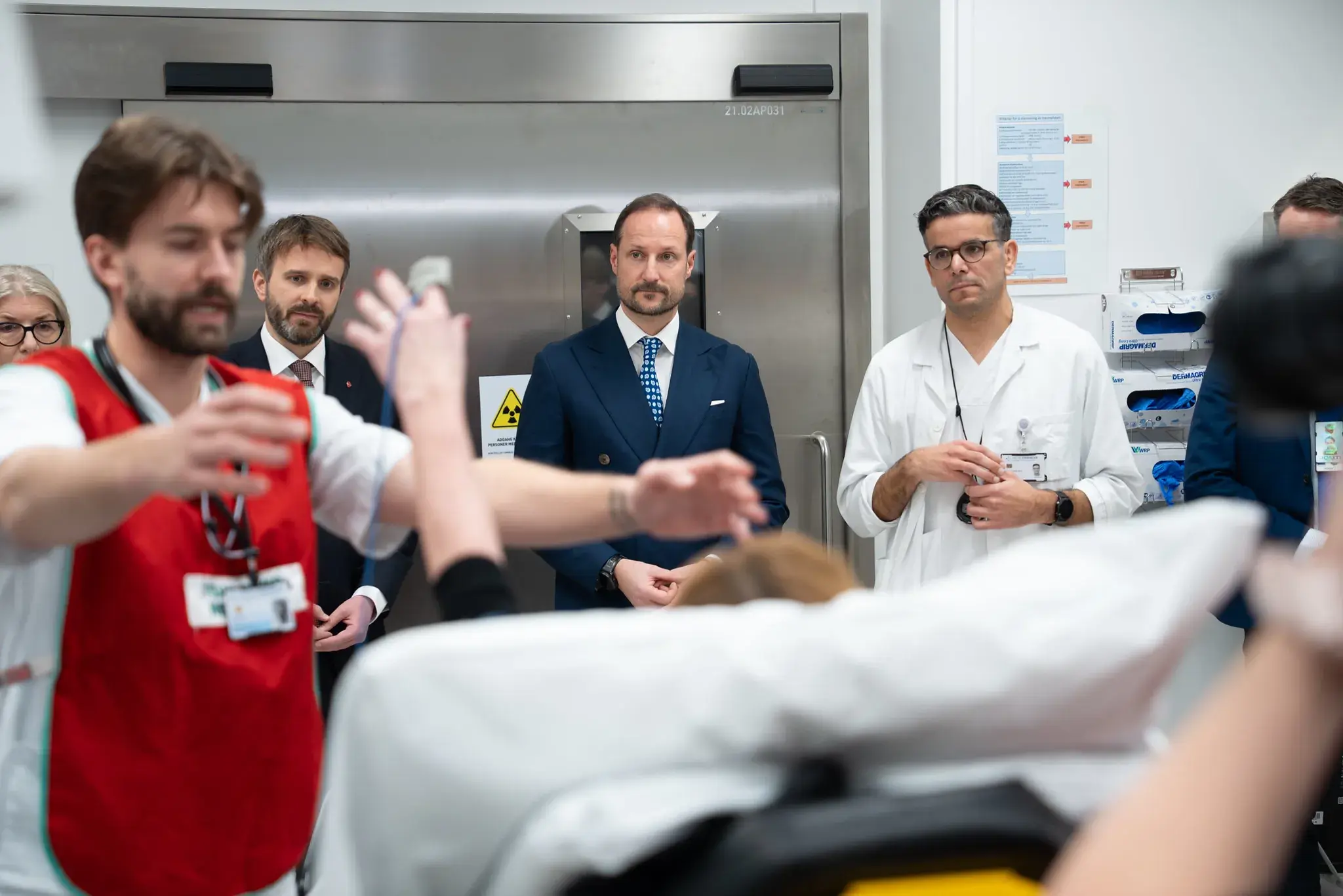 En gruppe menn rundt et hvitt objekt