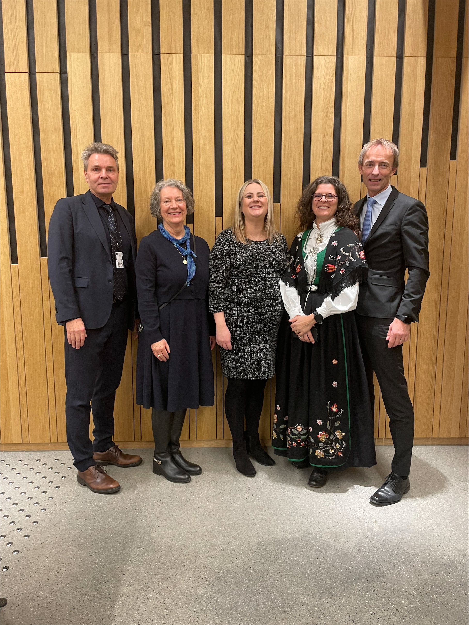 En gruppe mennesker som poserer for et bilde