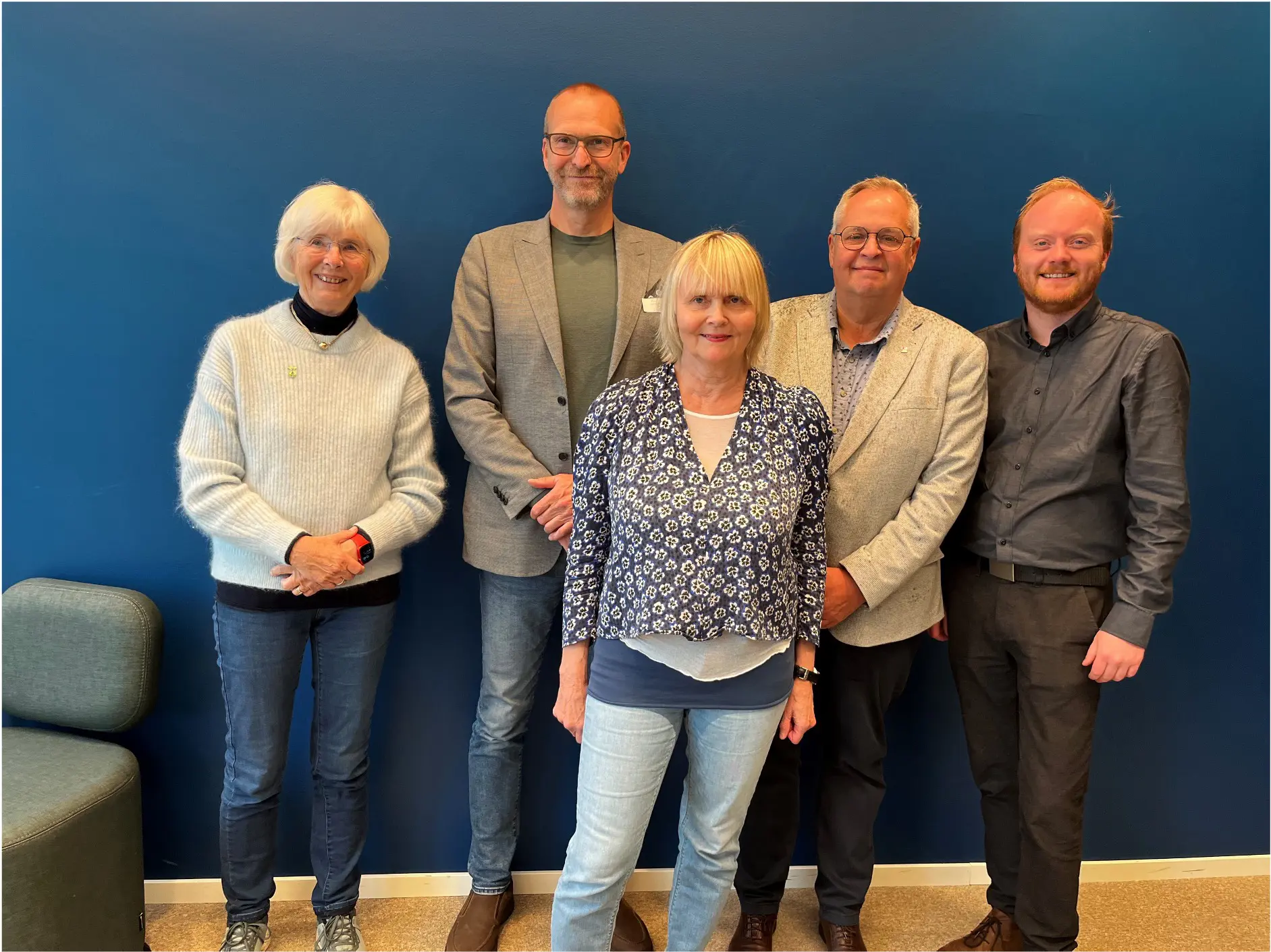 En gruppe mennesker som poserer for et bilde