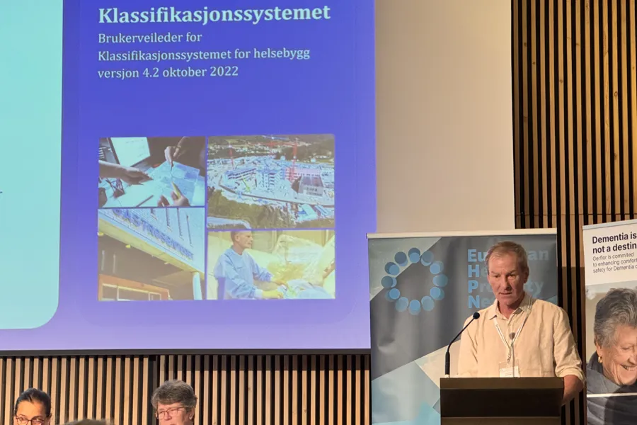 En person som står på et podium