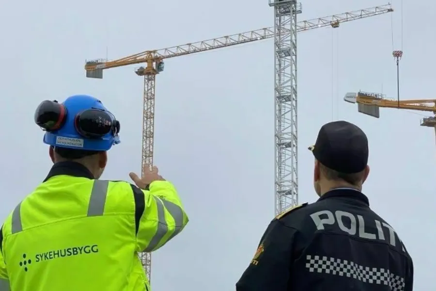 Menn som bruker hjelmer og vernebriller