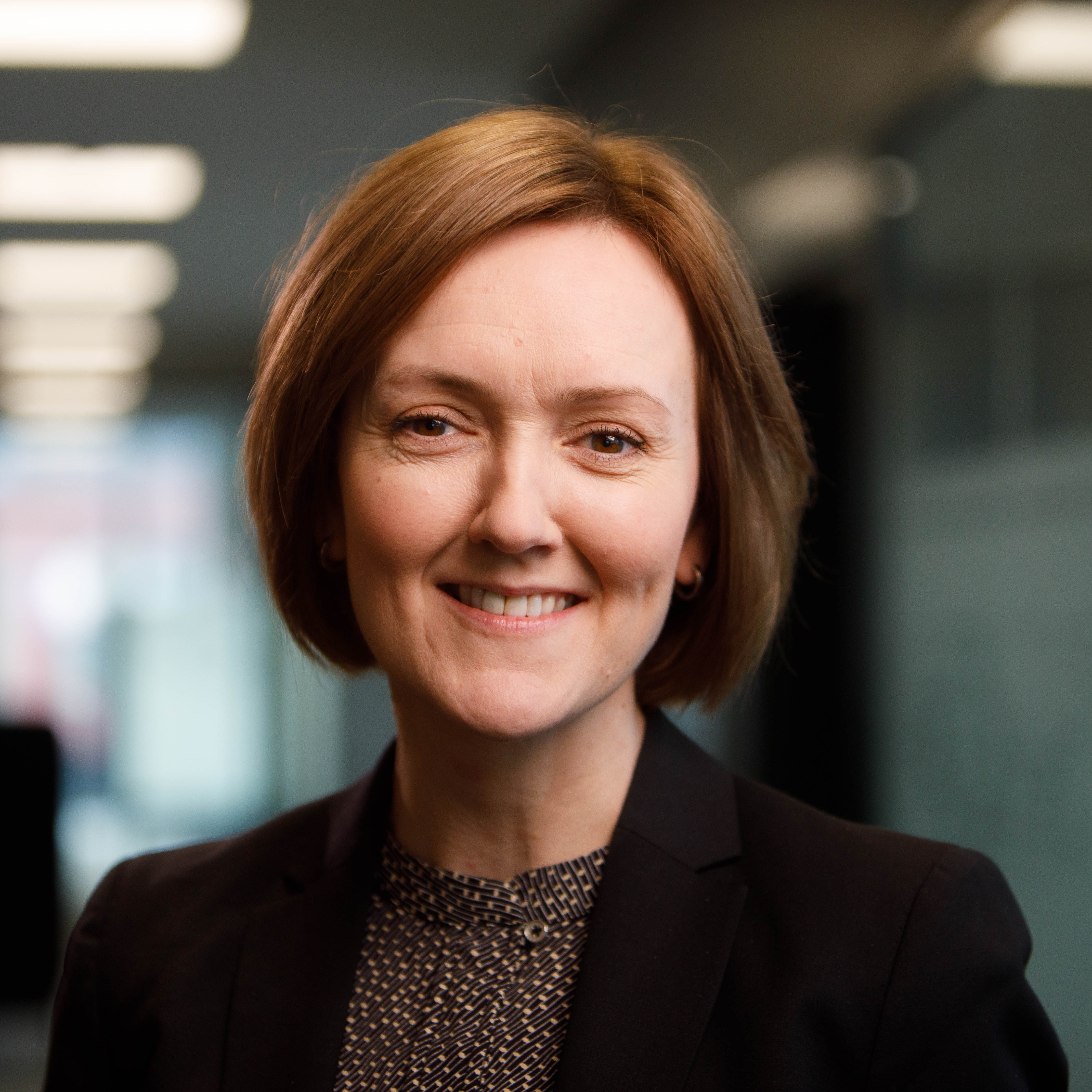 En person som smiler til kameraet