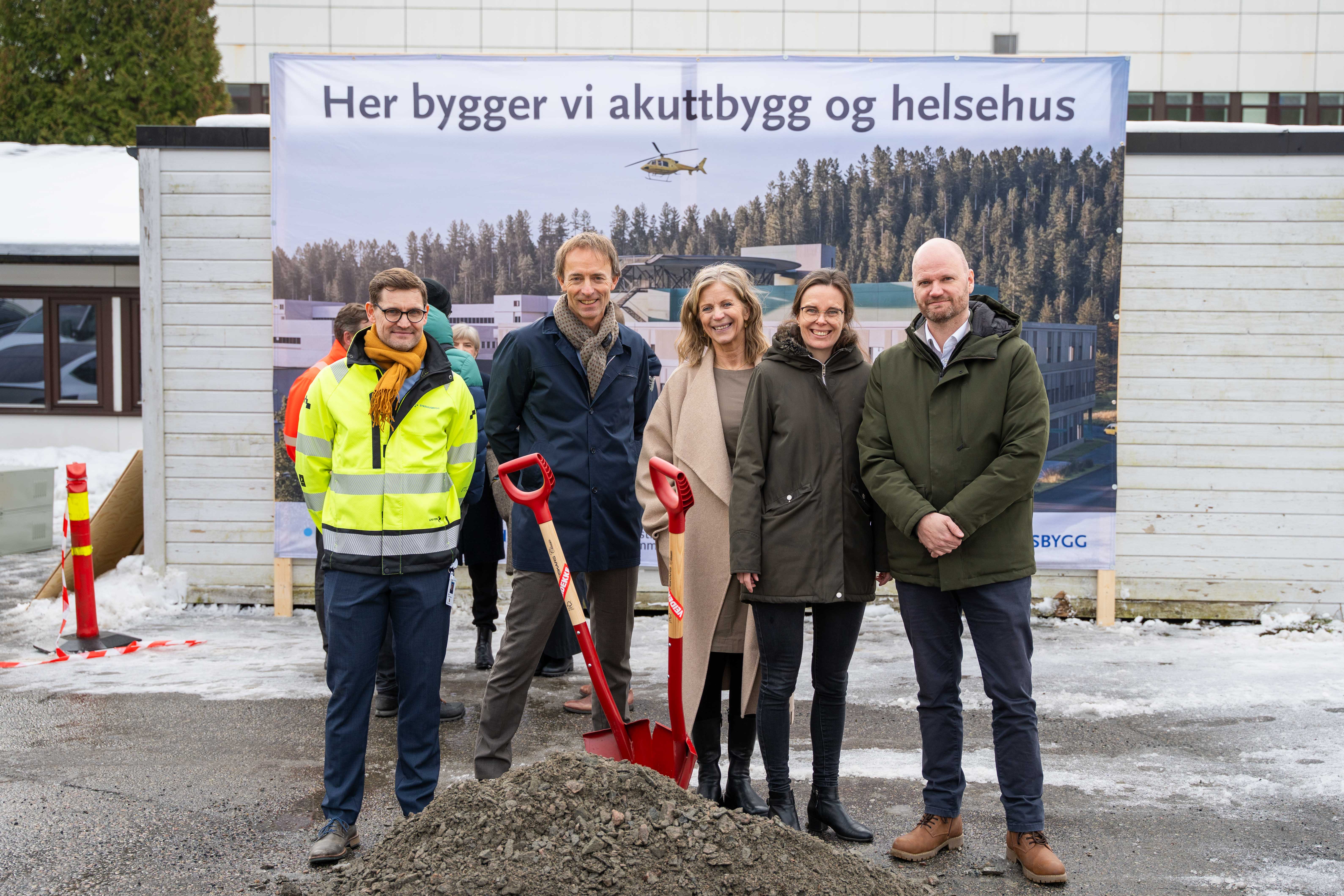 En gruppe mennesker som poserer for et bilde