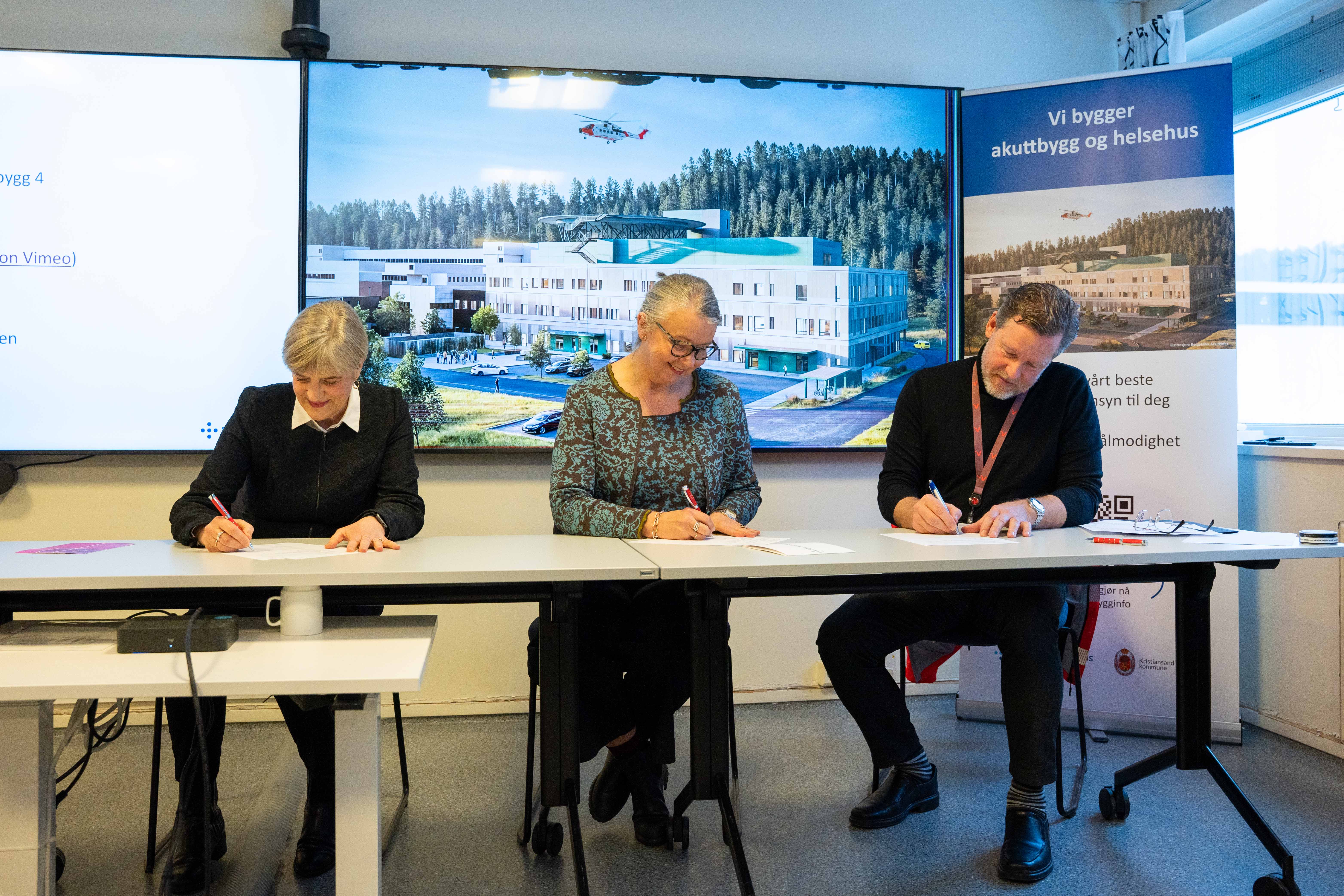 Noen få menn som satt ved et bord