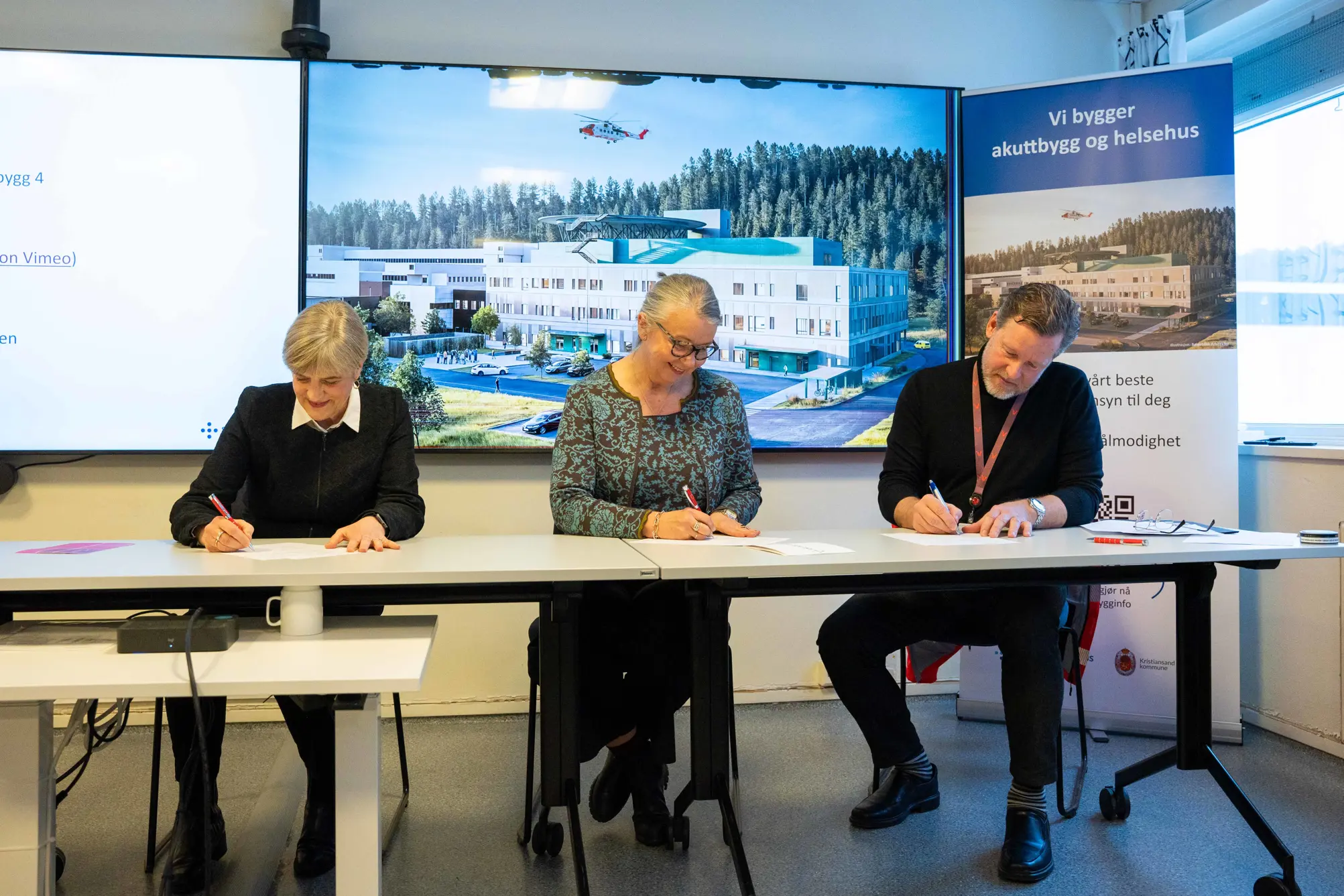 Noen få menn som satt ved et bord