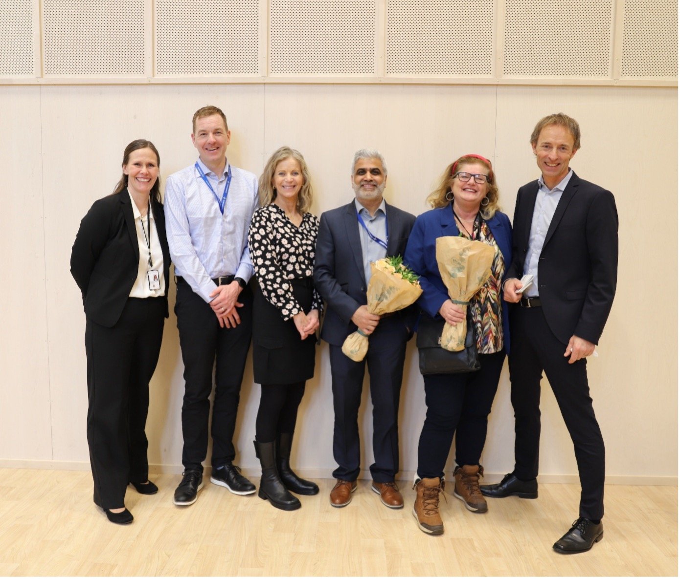 En gruppe mennesker som poserer for et bilde