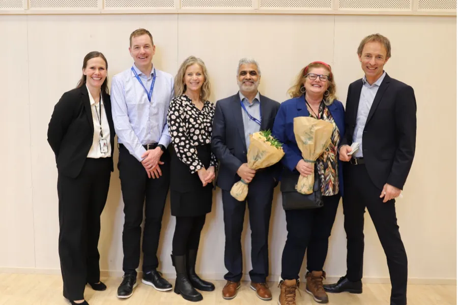 En gruppe mennesker som poserer for et bilde