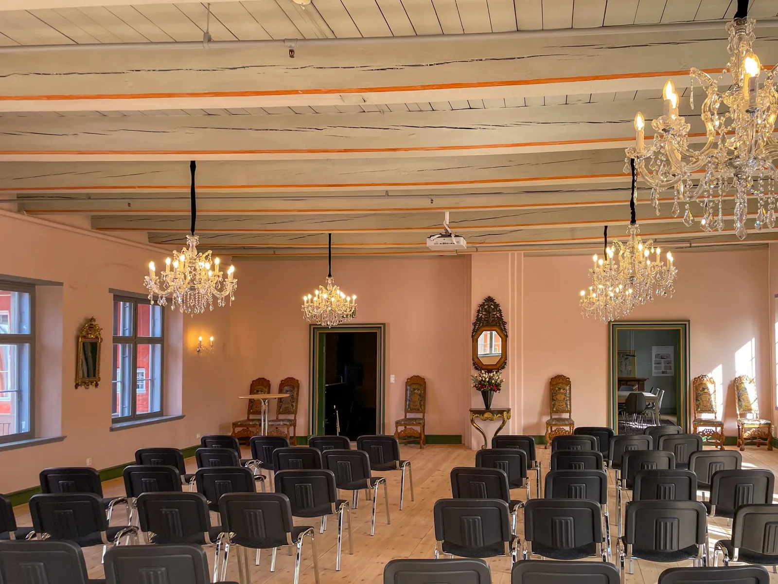 Et rom med lysekrone og stoler