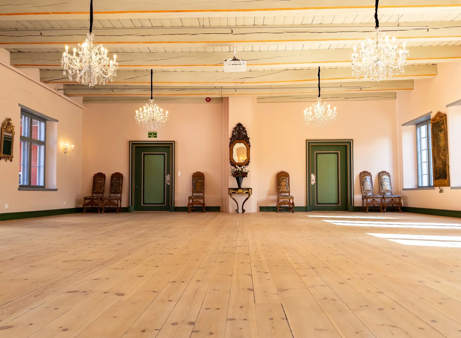 Et stort rom med lysekroner og stoler
