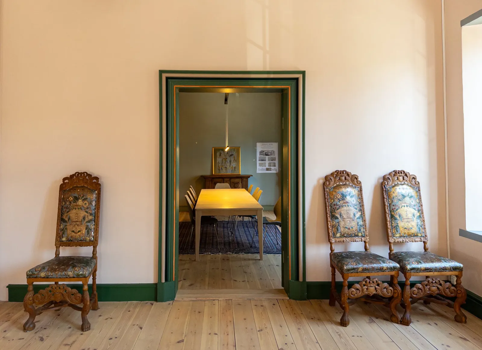 Et rom med stoler og et bord