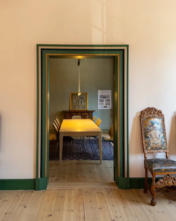 Et rom med stoler og et bord