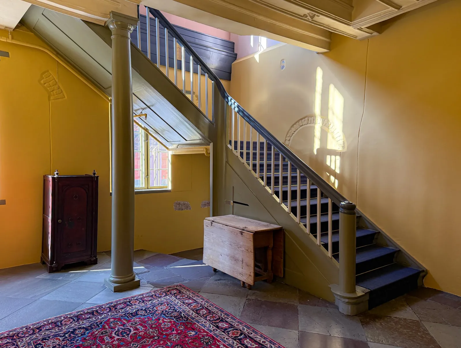 En trapp i en bygning