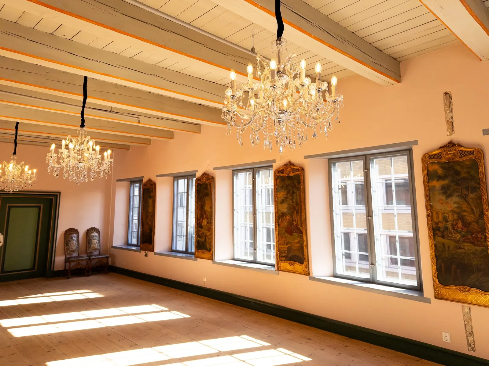 Et rom med lysekroner og et teppe