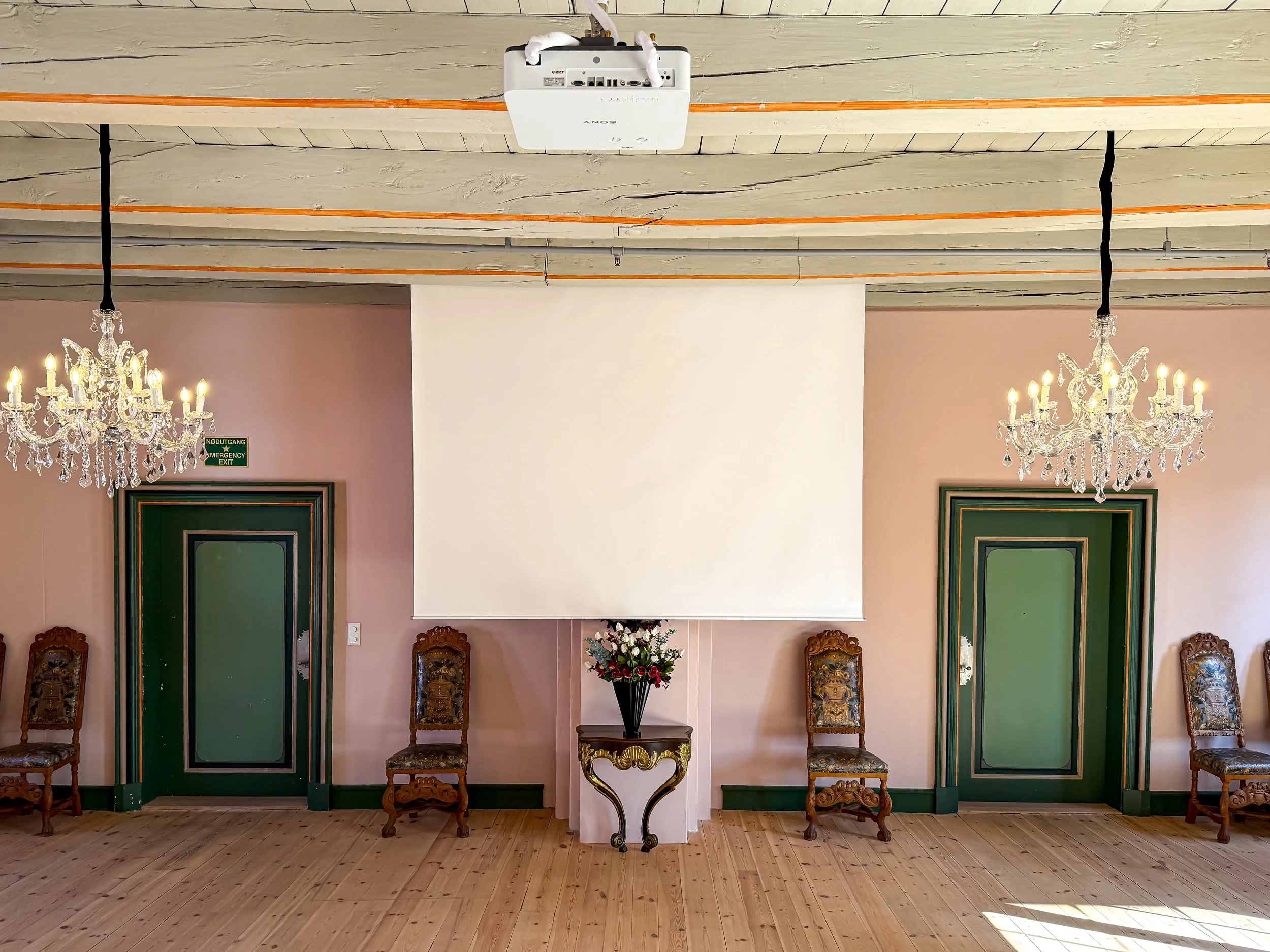 Et rom med stoler og et bord