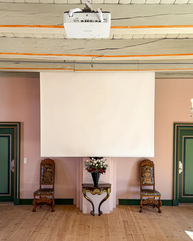 Et rom med stoler og et bord