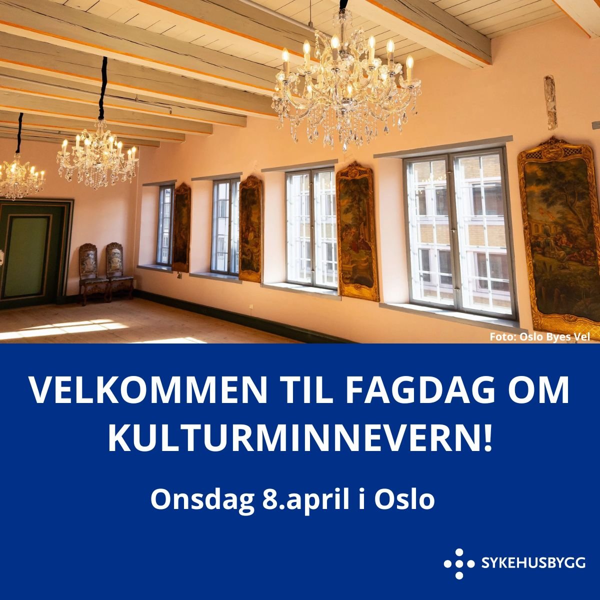 Et rom med lysekrone og et bord med stoler