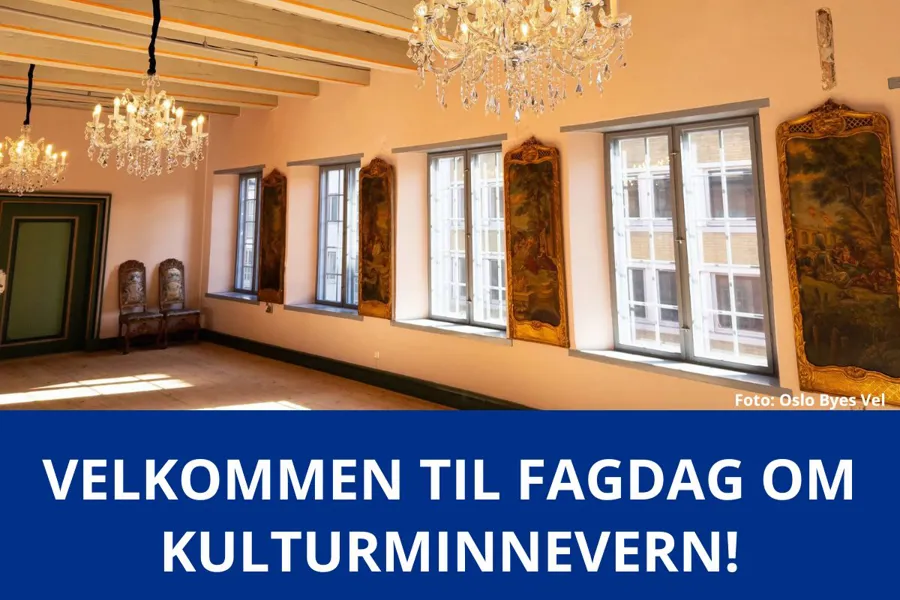 Et rom med lysekrone og et bord med stoler