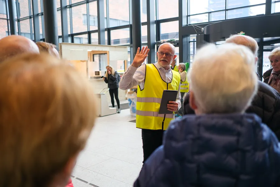 En person som snakker til en gruppe mennesker