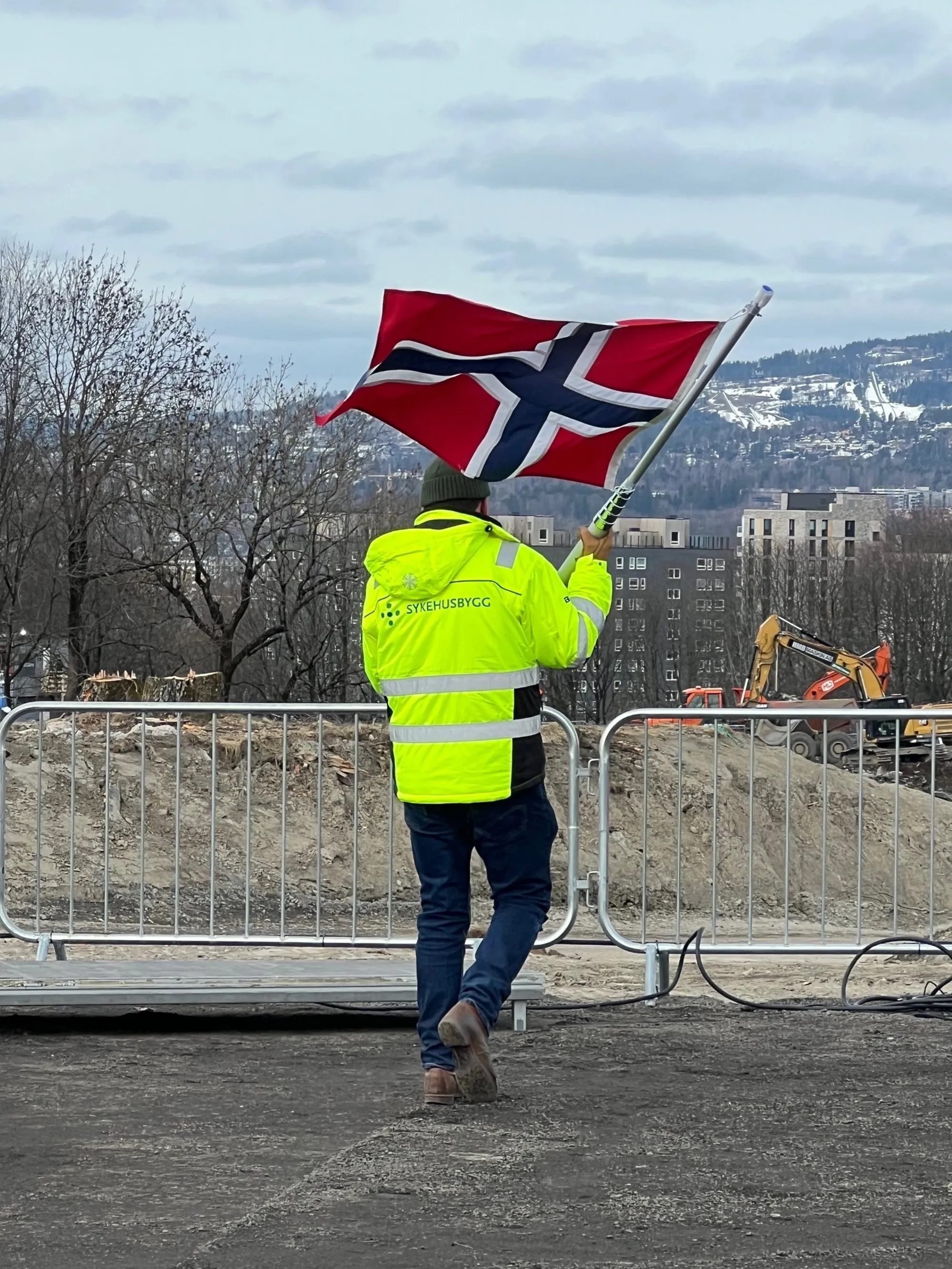 En mann som holder et flagg