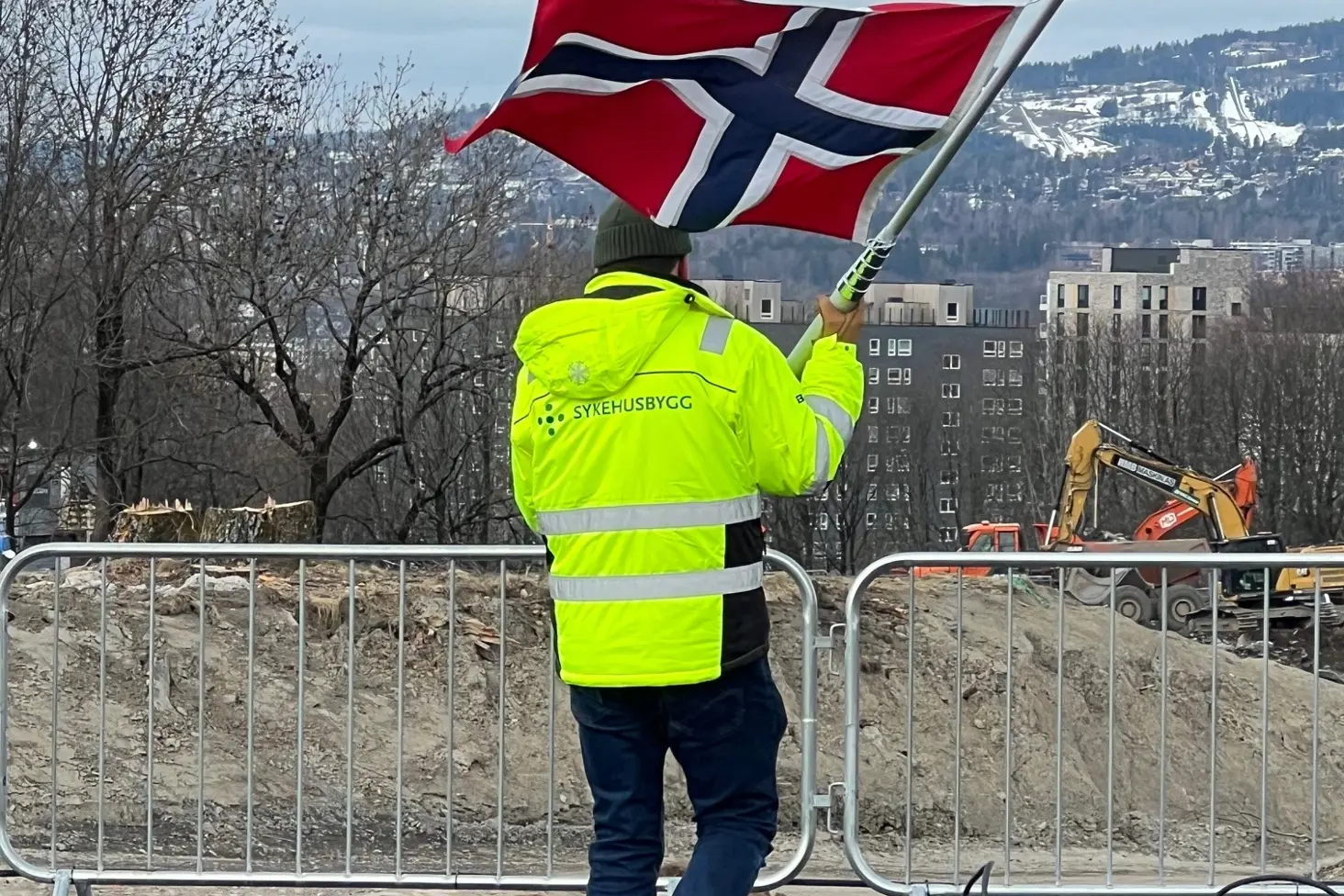 En mann som holder et flagg