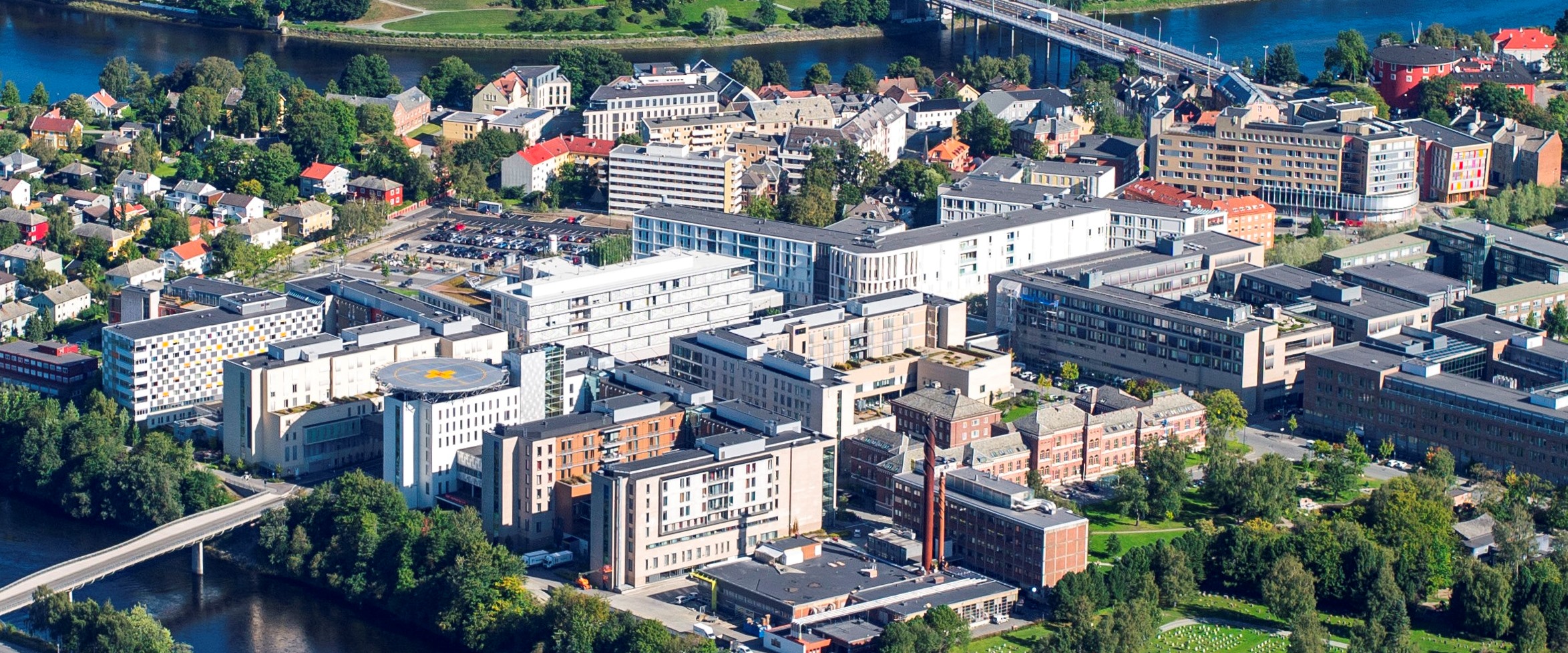 En by med mange bygninger