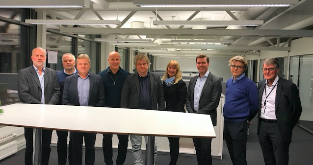 En gruppe mennesker som poserer for et bilde