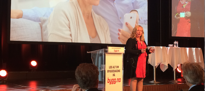 En person som står på en scene