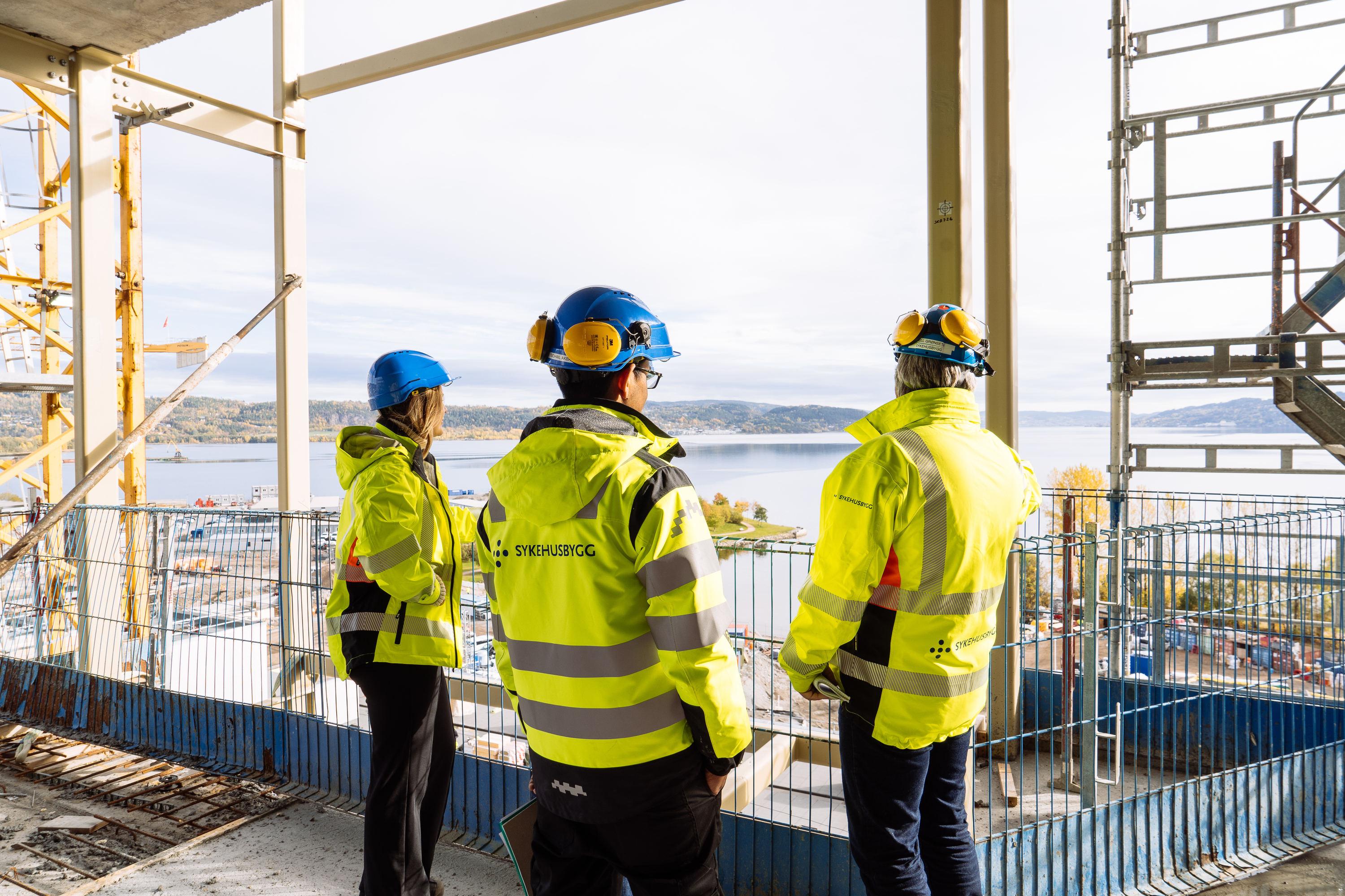 Foto av personer på en byggeplass