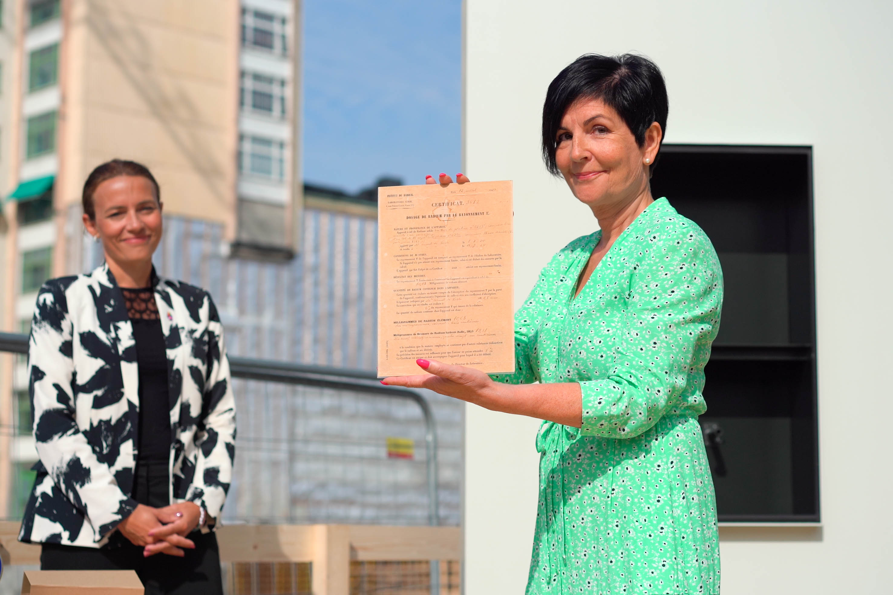 Dame viser frem sertifikat