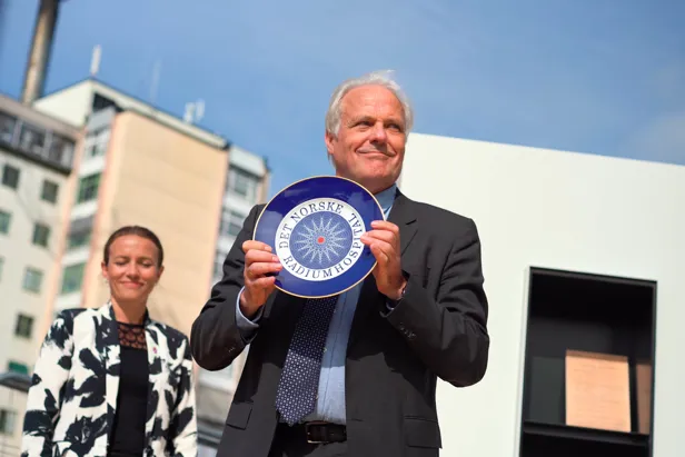 Mann viser frem tallerken