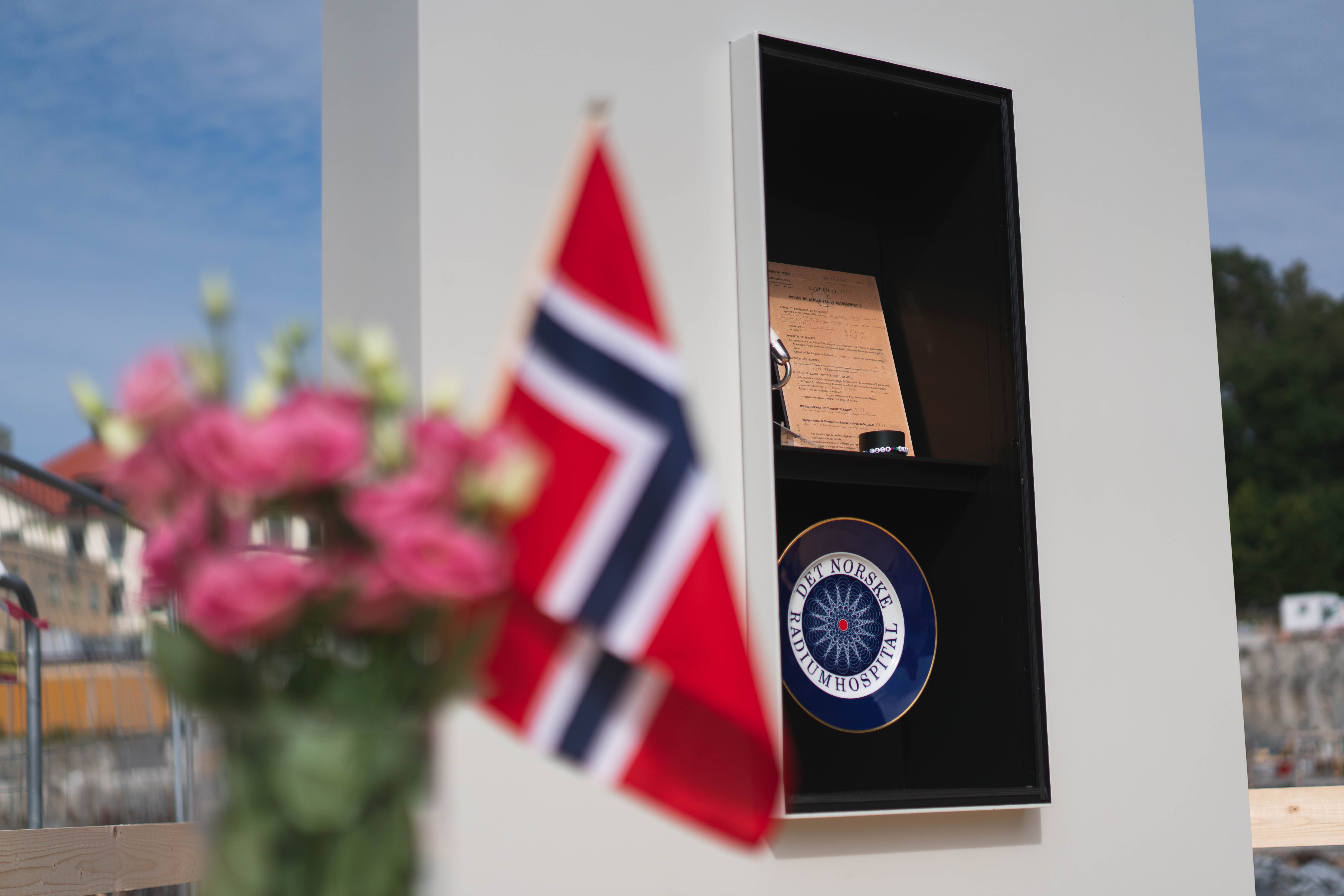 Flagg i fokus med glassmonter i bakgrunn