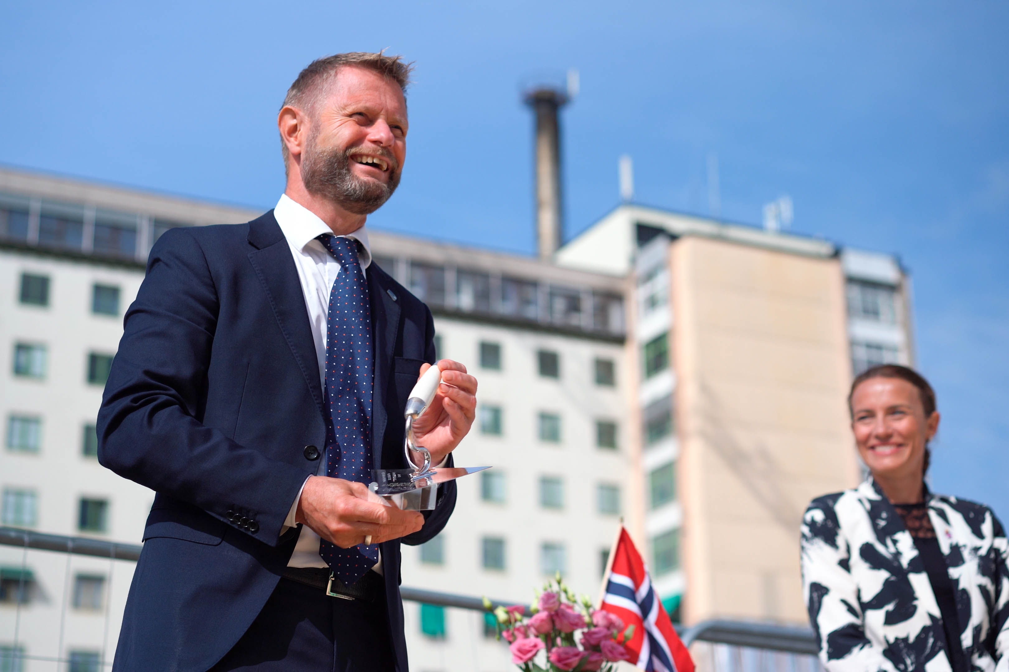 Mann viser frem murerskje