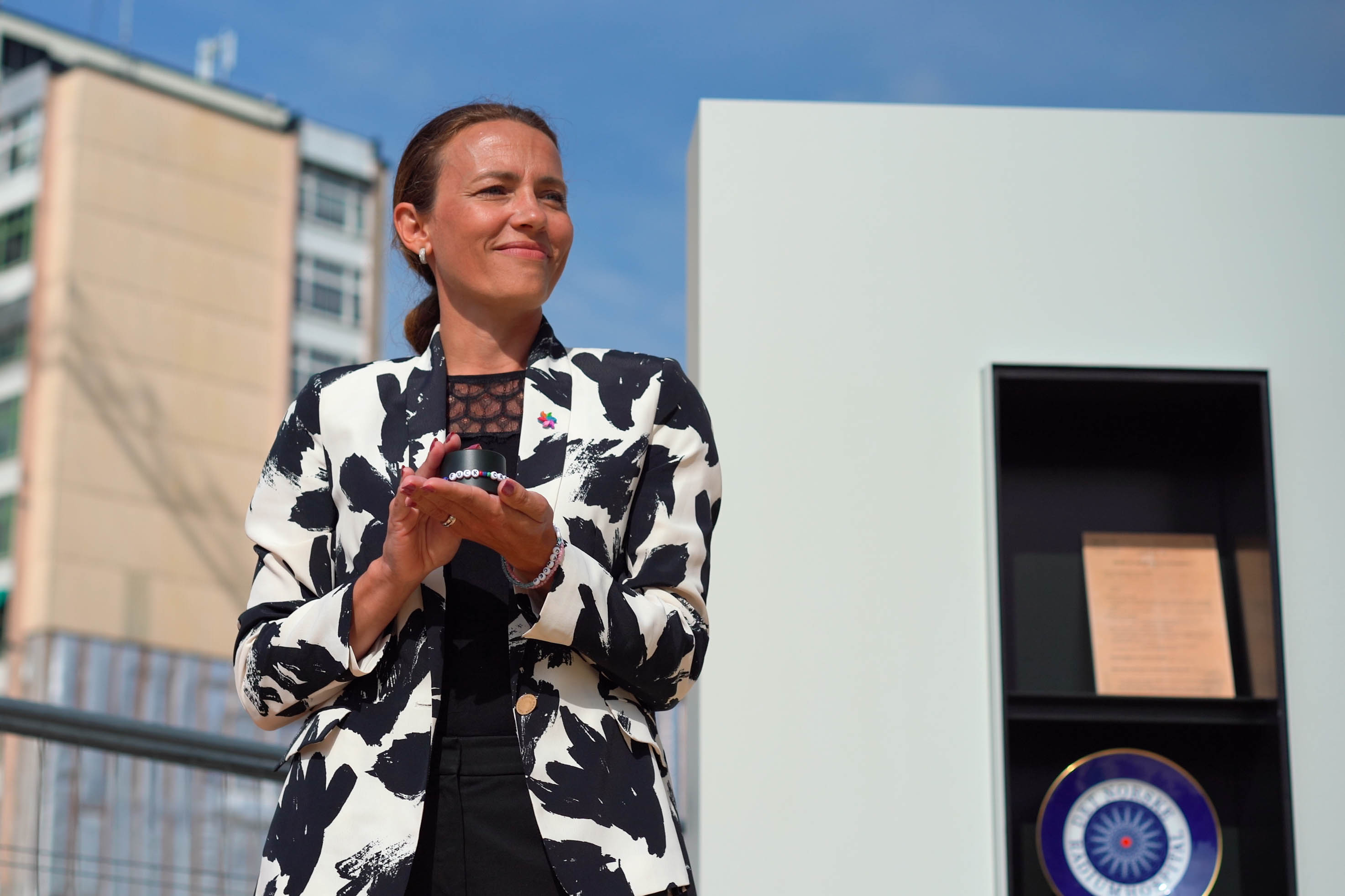 Dame viser frem armbånd