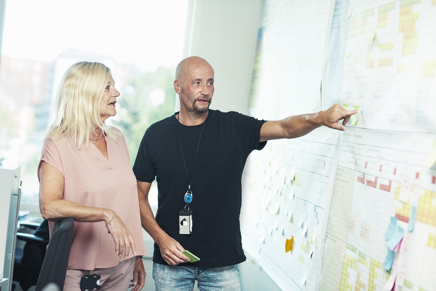 En mann som viser en kvinne noe på en hvit tavle