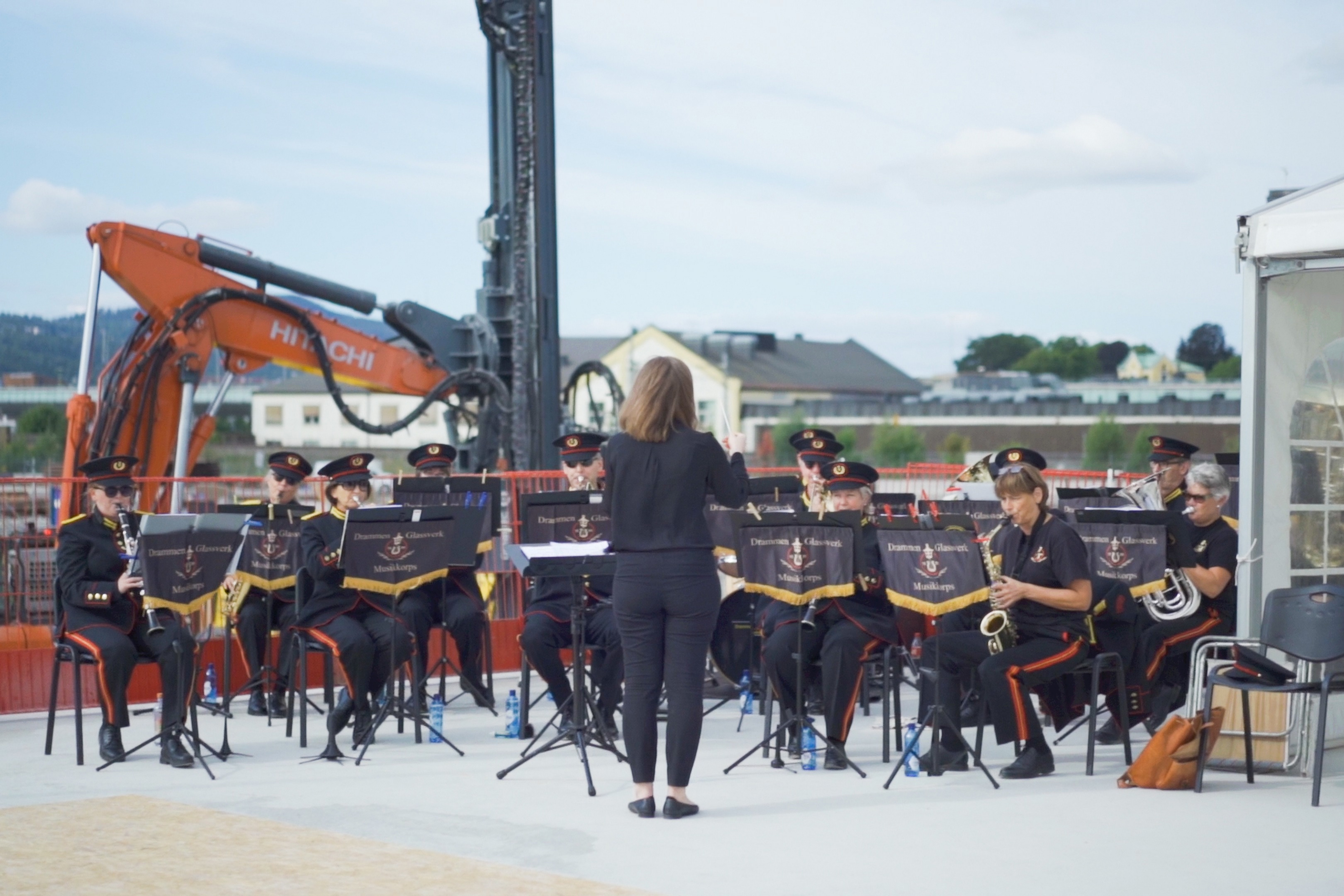 Korps spiller musikk 