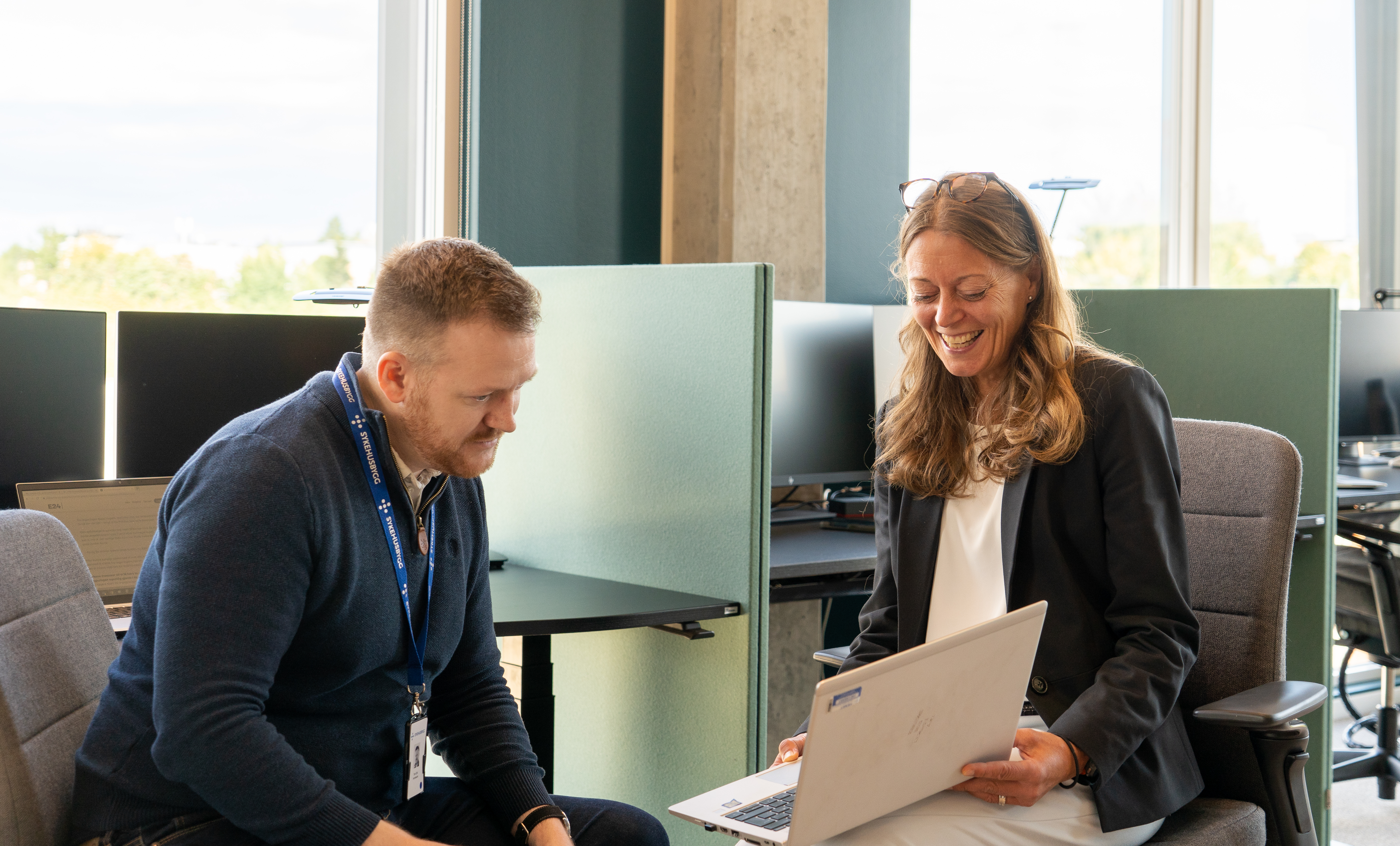 Kvinne og mann ser på pc.jpg