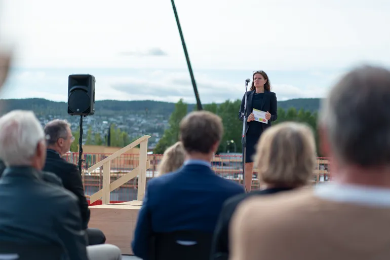 Taler på scenen 