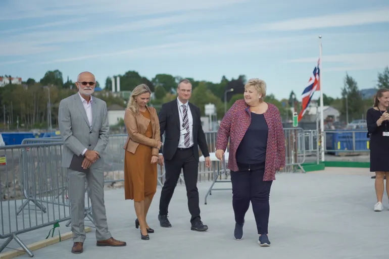 Statsministeren med følge går mot seremoniplassen 