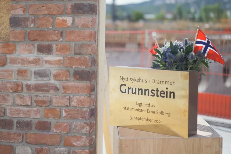 Bilde av grunnsteinen før statsministeren har lagt den ned.