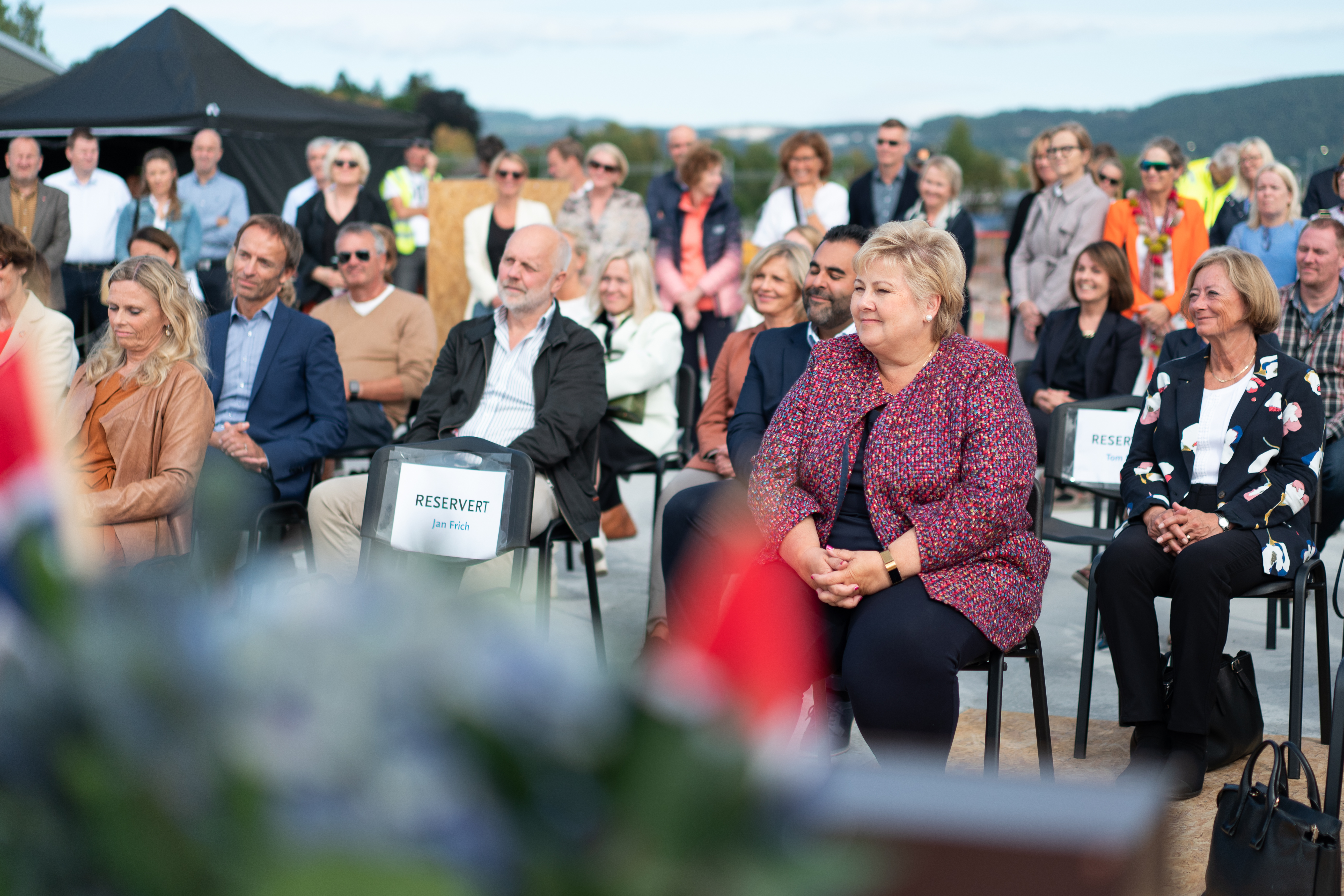 Bilde av publikum som hører på tale