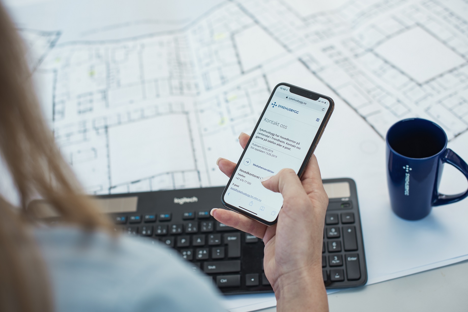 En person som holder en telefon