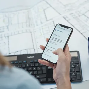 En person som holder en telefon