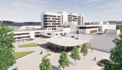 En stor hvit bygning med gårdsplass