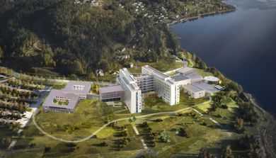 En bygning på en høyde ved vannet