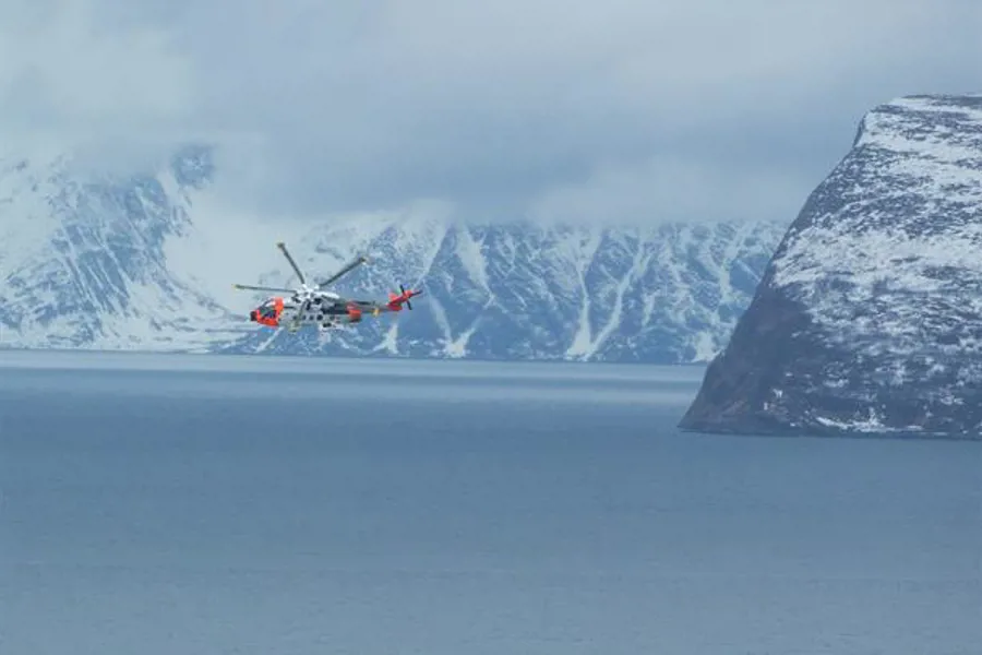 En drone som flyr over et snødekt fjell