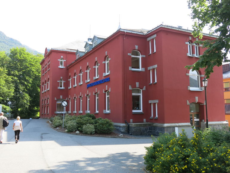 Haukeland sykehus, Bergen. Administrasjonsbygget/Jørgen Sandbergs hus, 1912. Arkitekt Victor Nordan. Eksteriørvern. Foto: SBHF/E