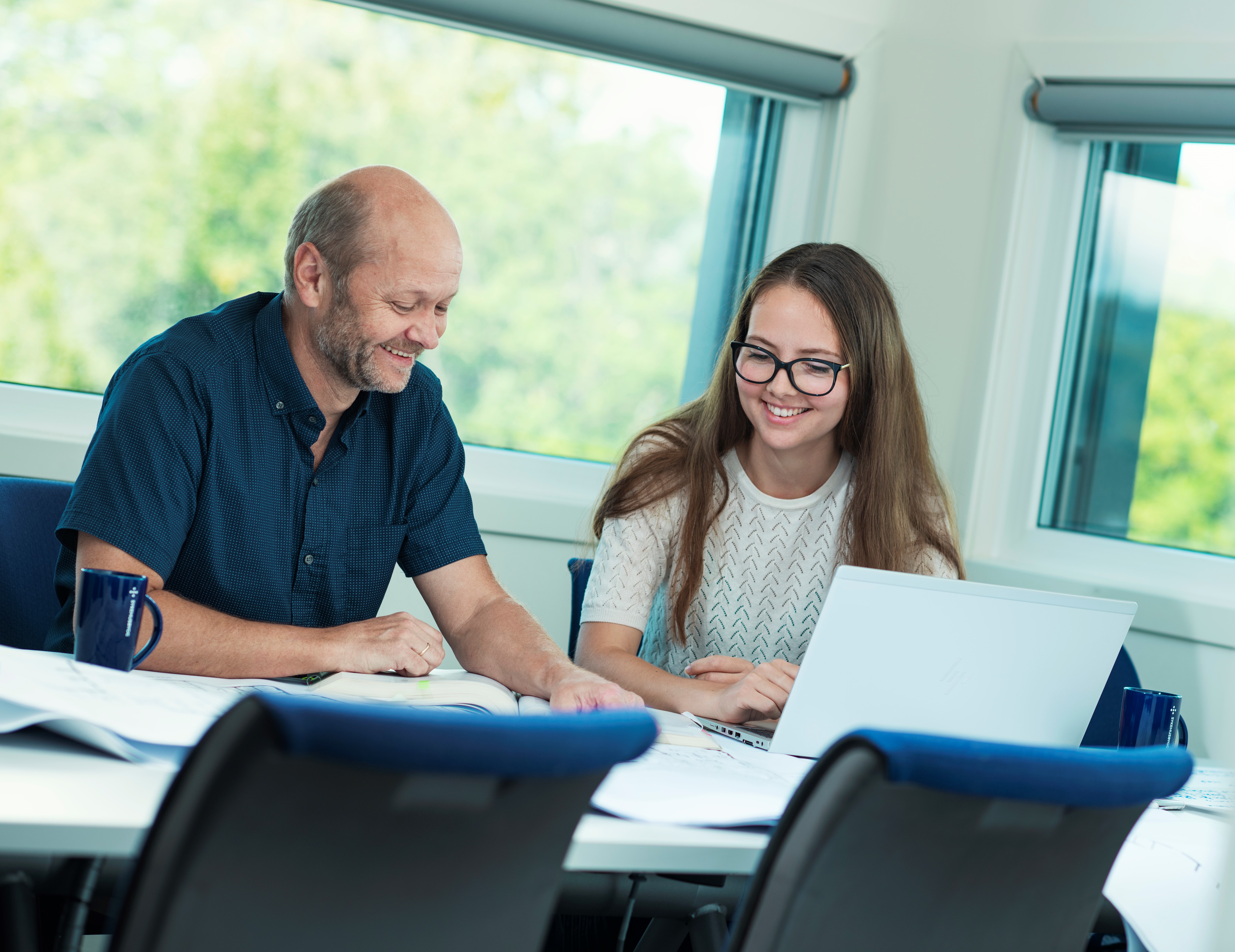 En mann og en kvinne som ser på et papir